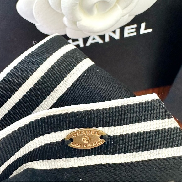 Chanel Camelia Bow Hair Accessory (Large) - Picture 7 of 10